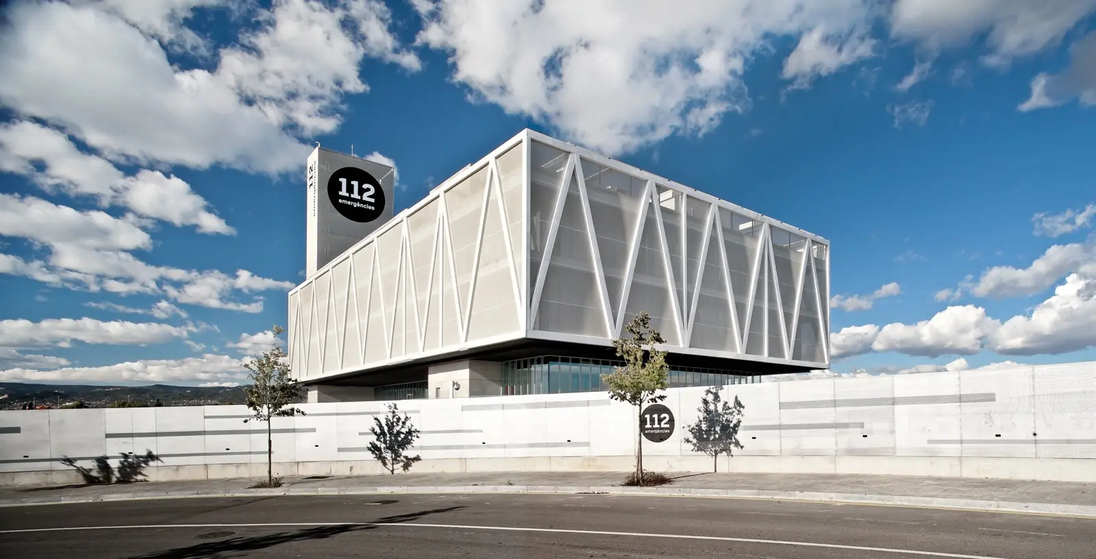 Fachada textil blanca con patrón triangular en el centro de emergencias 112