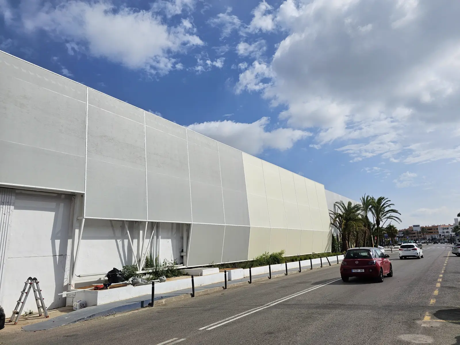 Fachada textil a lo largo de una calle