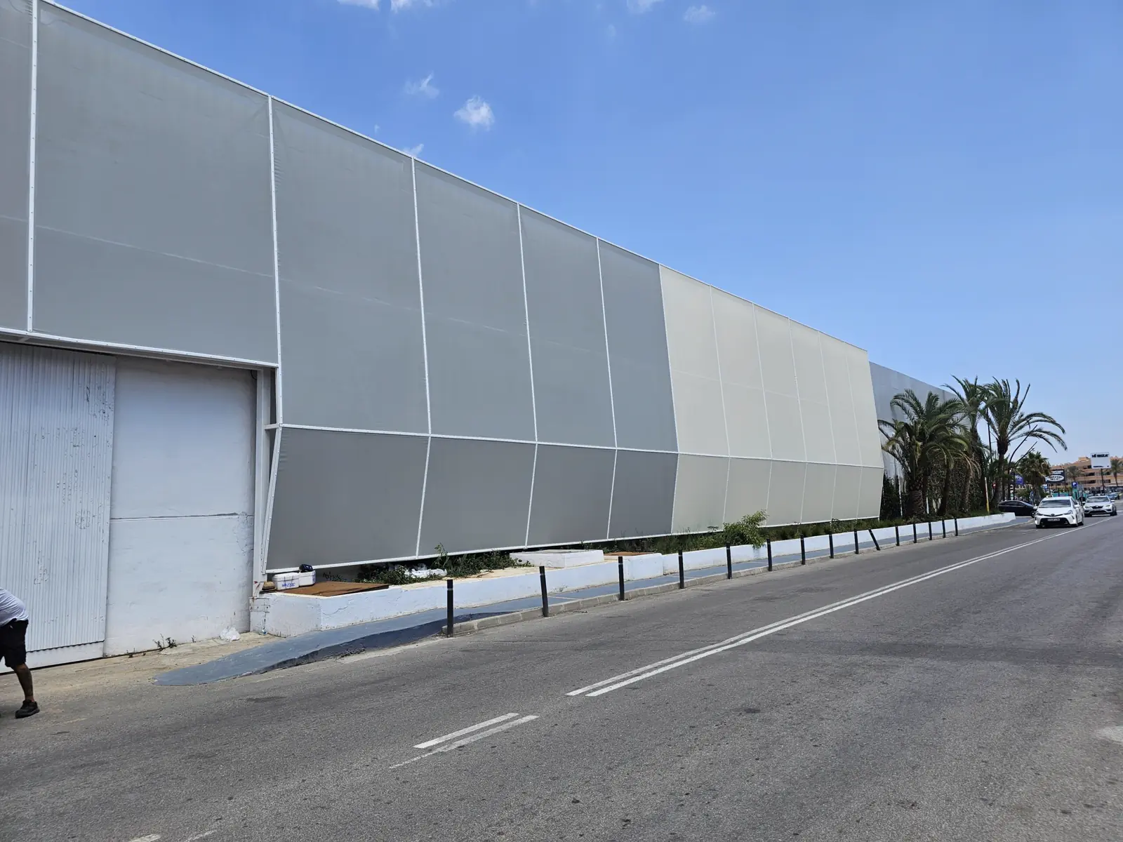 Fachada textil con un gran portón de acceso