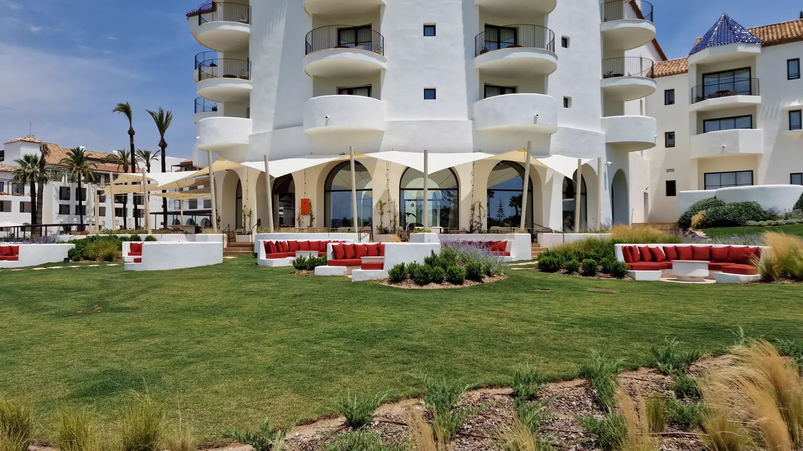 Velas tensadas sobre el jardín de un hotel