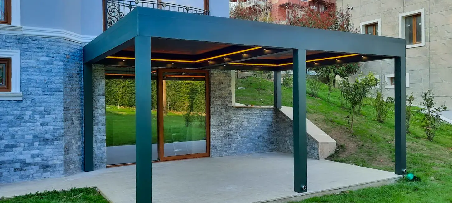 Pérgola bioclimática verde con iluminación sobre una terraza