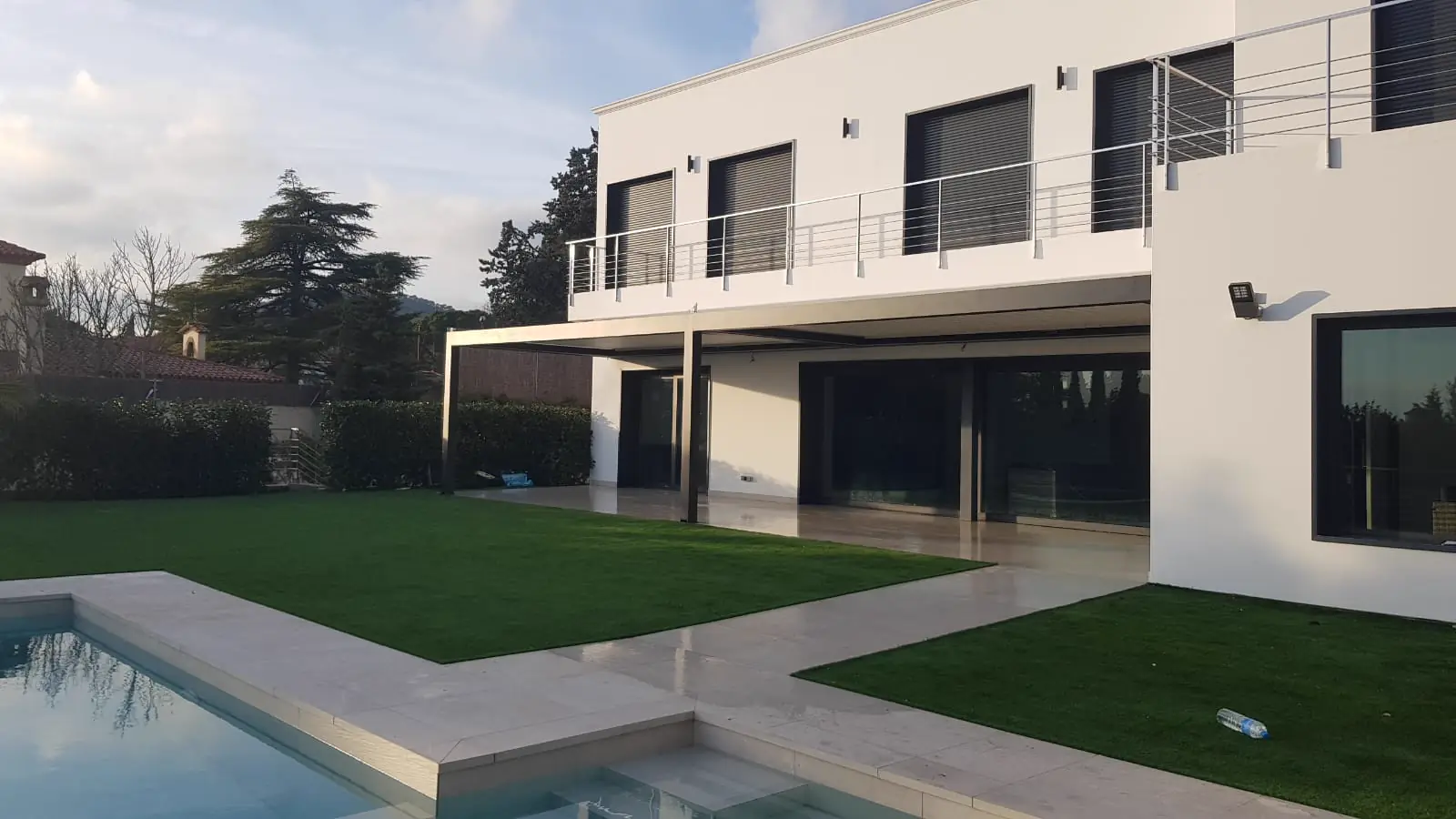 Pérgola bioclimática junto a la piscina de una vivienda
