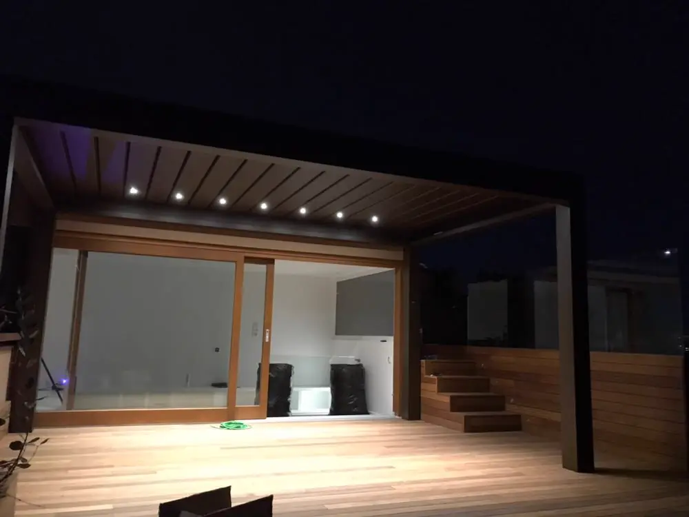 Pérgola bioclimática de noche con luces integradas
