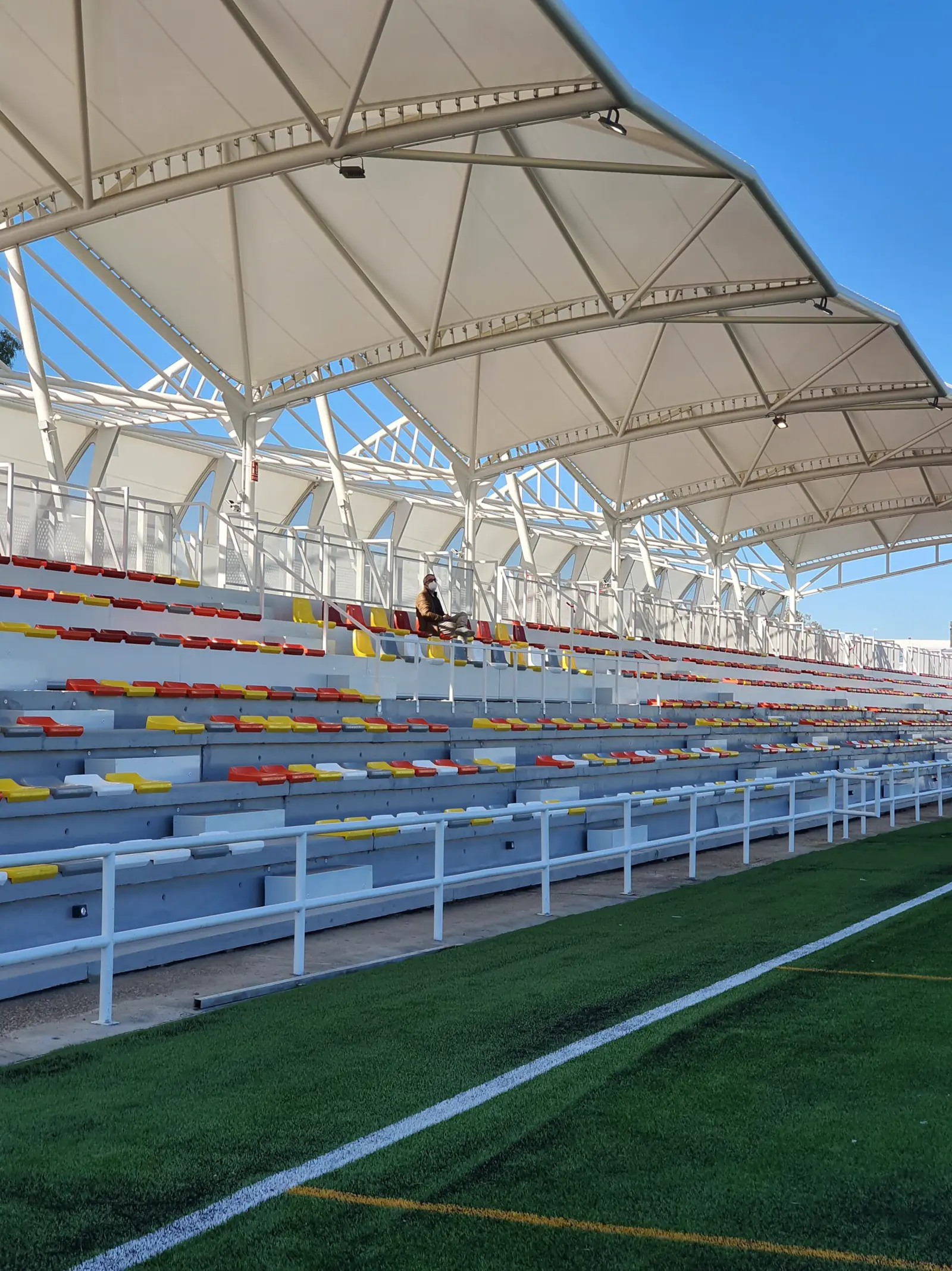 Cubierta textil tensada sobre las gradas de un campo de fútbol