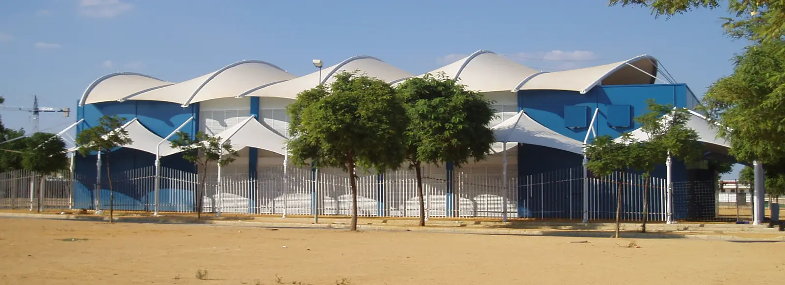 Edificio con cubiertas textiles blancas en forma de onda