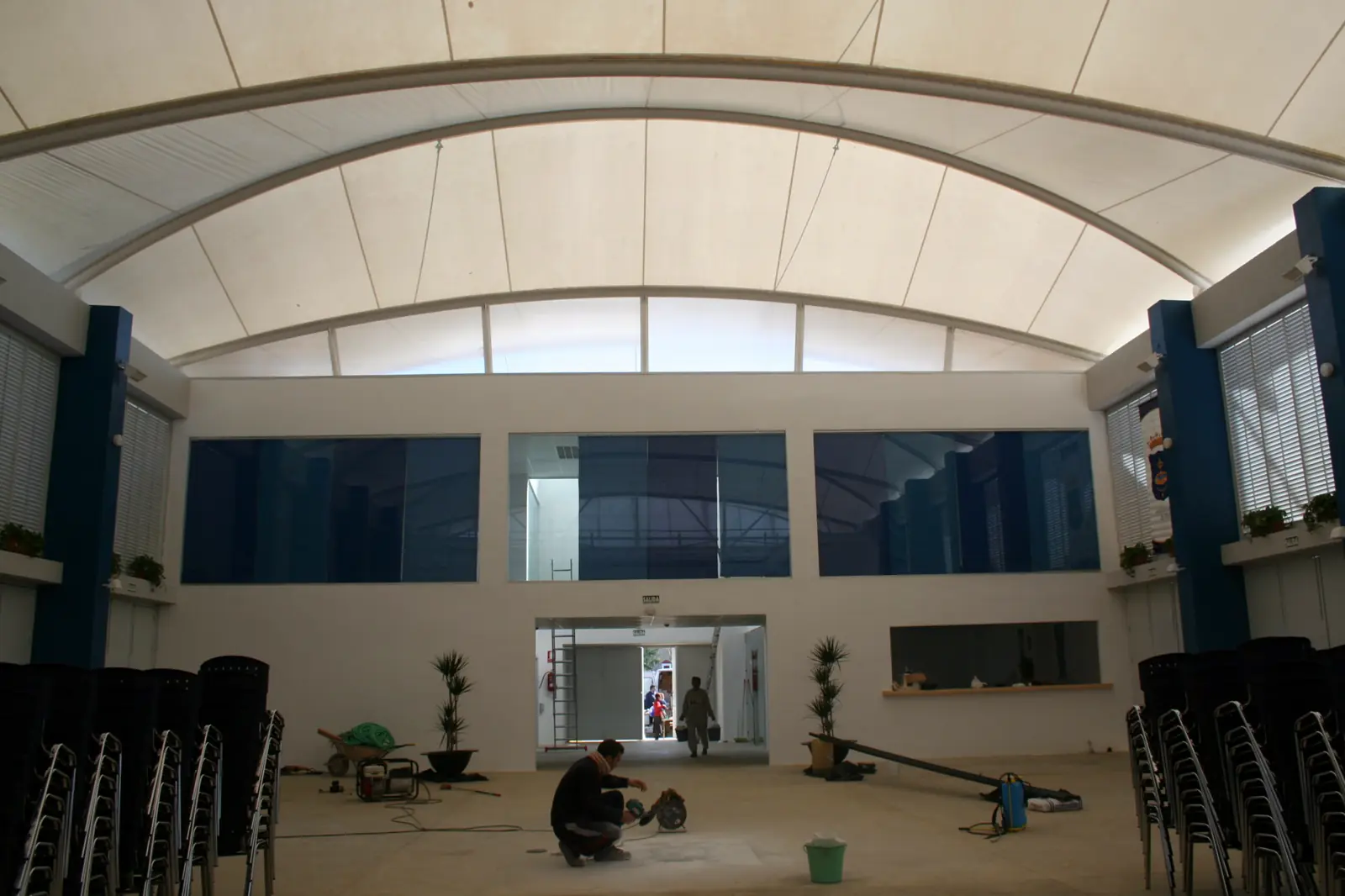 Interior de un pabellón con techo de membrana textil